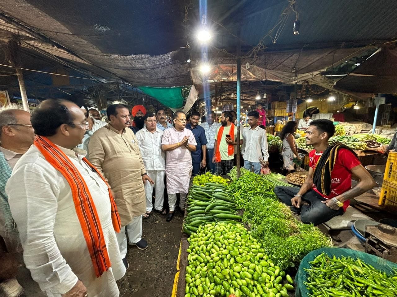 बिलासपुर विधानसभा क्षेत्र के अंतर्गत स्थित बृहस्पति सब्जी बाज़ार में सब्जी विक्रेताओं से मिलकर घोषणा